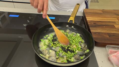 Tapa la sartén y cocina el conjunto hasta que se abran las almejas