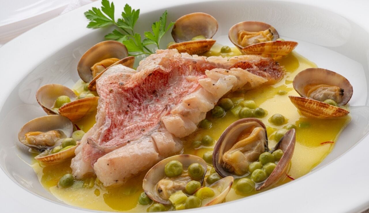 Argui&ntilde;ano elabora una receta de gallineta con guisantes y almejas, baja en grasa, ligera y con sabor a mar