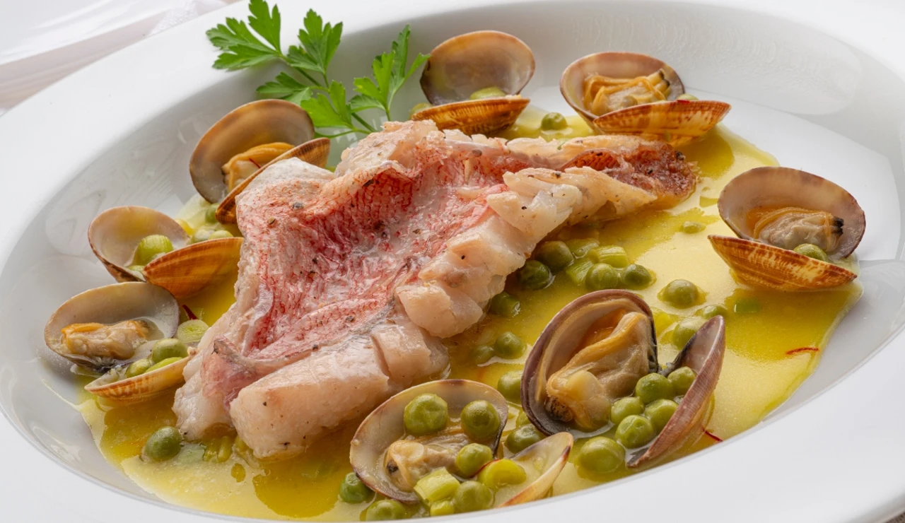 Arguiñano elabora una receta de gallineta con guisantes y almejas, baja en grasa, ligera y con sabor a mar