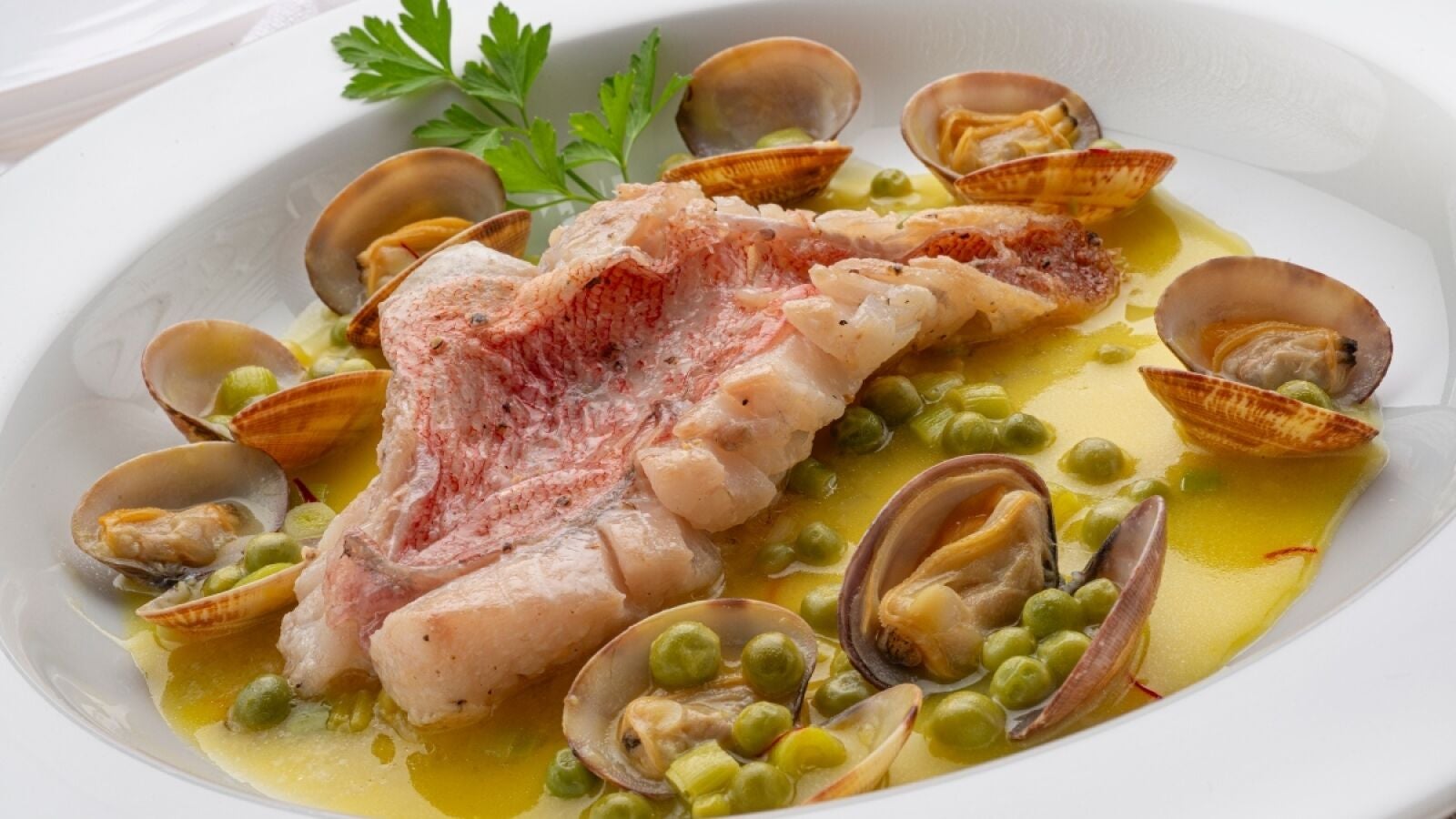 Arguiñano elabora una receta de gallineta con guisantes y almejas, baja en grasa, ligera y con sabor a mar