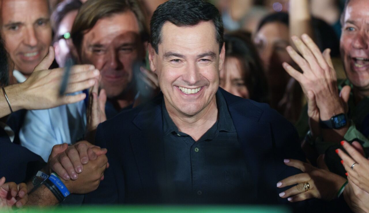 El candidato del PP andaluz a la reelecci&oacute;n, Juanma Moreno, celebra los resultados electorales. 