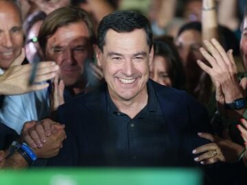 El candidato del PP andaluz a la reelecci&oacute;n, Juanma Moreno, celebra los resultados electorales. 