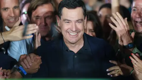 El candidato del PP andaluz a la reelección, Juanma Moreno, celebra los resultados electorales. El candidato del PP andaluz a la reelección, Juanma Moreno, celebra los resultados electorales.