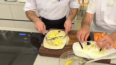 Pasa los bastones por harina, huevo batido y panko y fríelos Pasa los bastones por harina, huevo batido y panko y fríelos