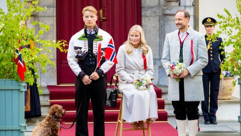 Mette-Marit junto a Haakon y su hijo Magnus