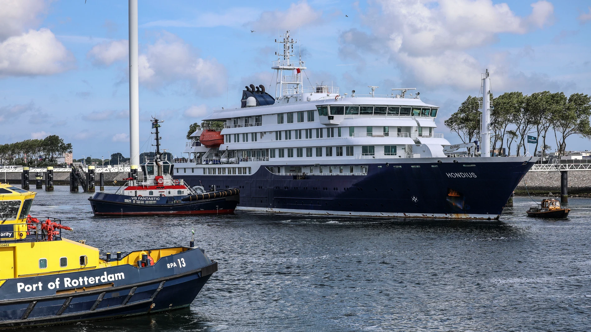 El crucero atraca en Róterdam El crucero atraca en Róterdam