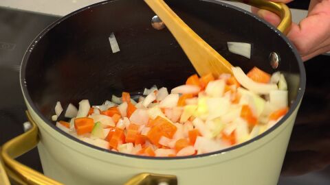 Agrega la pasta de curry rojo