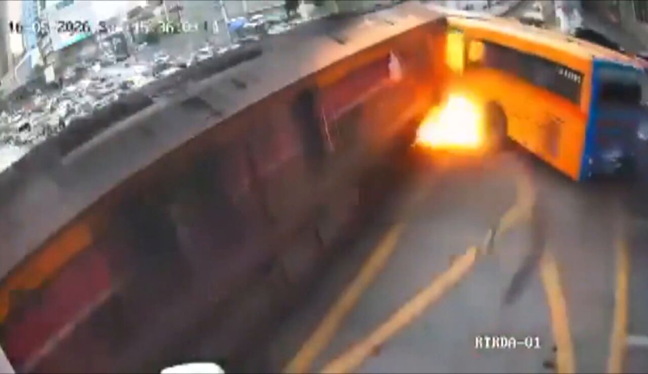 Momento del accidente entre un tren y un autob&uacute;s en Bangkok