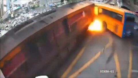 Momento del accidente entre un tren y un autob&uacute;s en Bangkok