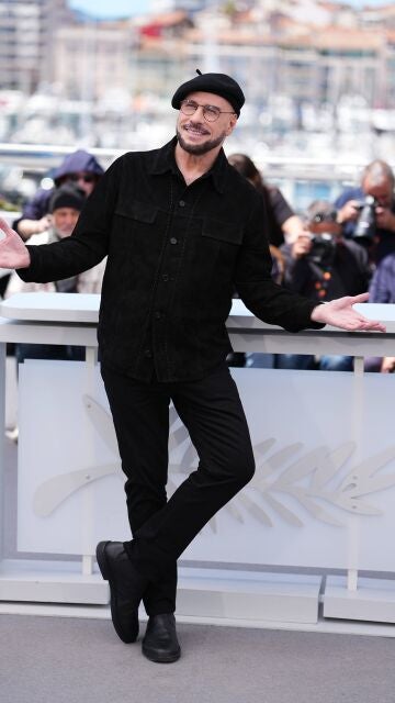 John Travolta posando ante los medios en el Festival de Cannes 2026
