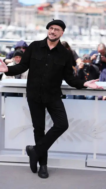 John Travolta posando ante los medios en el Festival de Cannes 2026 John Travolta posando ante los medios en el Festival de Cannes 2026