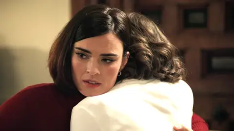 Fina abraza a Marta, pero su mirada esconde algo… ¿qué oculta? Fina abraza a Marta, pero su mirada esconde algo… ¿qué oculta?