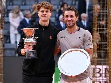 Jannik Sinner y Casper Ruud, tras la final del Masters de Roma