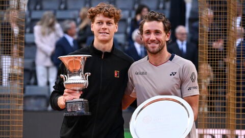 Jannik Sinner y Casper Ruud, tras la final del Masters de Roma