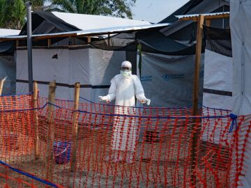Sanitarios en el Congo tratan el ébola Sanitarios en el Congo tratan el ébola