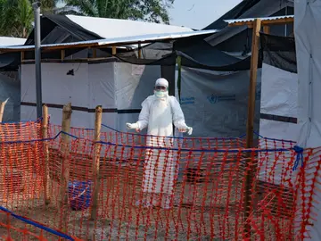 Sanitarios en el Congo tratan el ébola Sanitarios en el Congo tratan el ébola