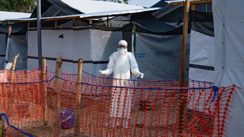 Sanitarios en el Congo tratan el ébola Sanitarios en el Congo tratan el ébola