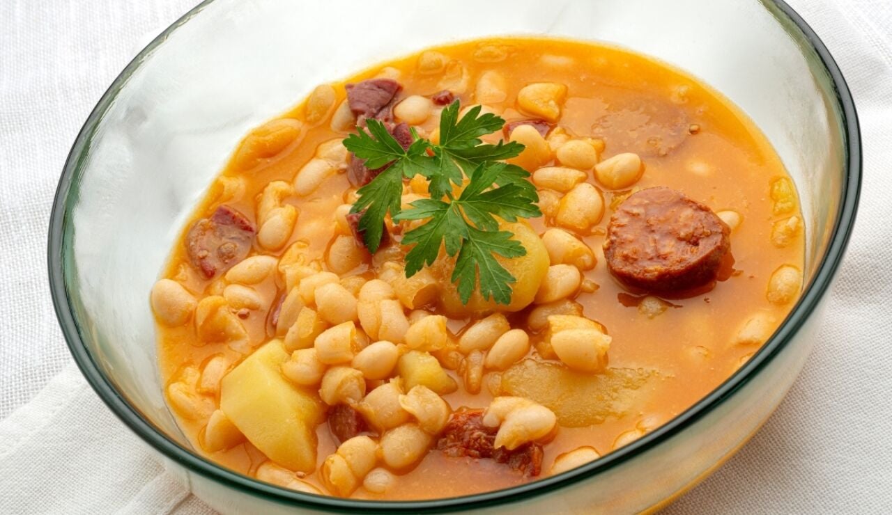Alubias blancas con chorizo y jam&oacute;n, de Argui&ntilde;ano: "Qu&eacute; forma tan sencilla de comer un platazo"