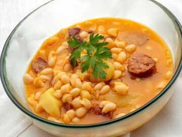Alubias blancas con chorizo y jam&oacute;n, de Argui&ntilde;ano: "Qu&eacute; forma tan sencilla de comer un platazo"