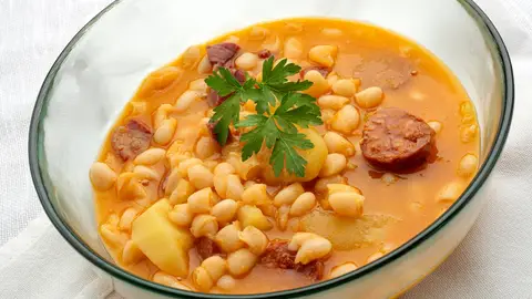 Alubias blancas con chorizo y jamón, de Arguiñano: "Qué forma tan sencilla de comer un platazo" Alubias blancas con chorizo y jamón, de Arguiñano: "Qué forma tan sencilla de comer un platazo"