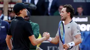 Jannik Sinner y Casper Ruud se saludan tras la final de Roma
