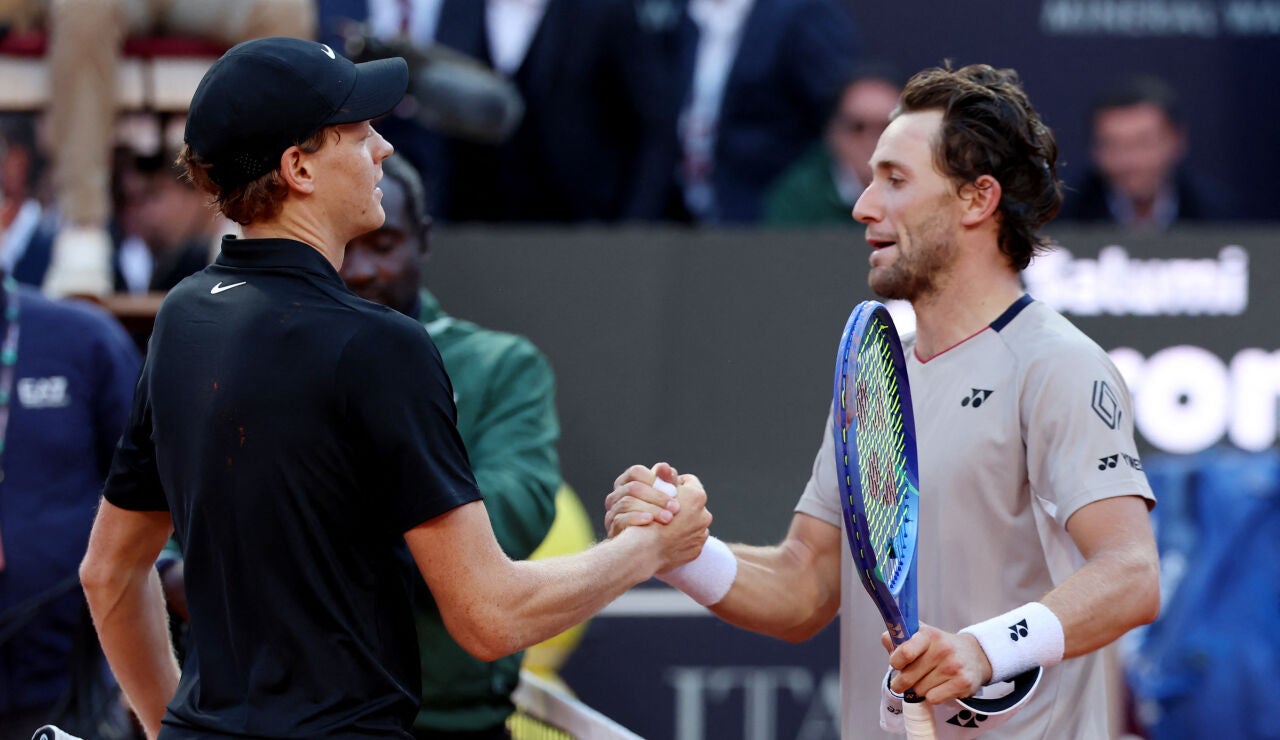 Jannik Sinner y Casper Ruud se saludan tras la final de Roma