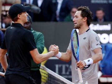 Jannik Sinner y Casper Ruud se saludan tras la final de Roma