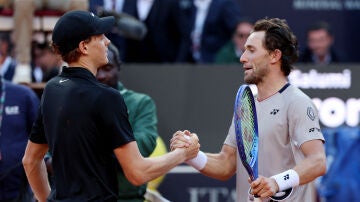 Jannik Sinner y Casper Ruud se saludan tras la final de Roma