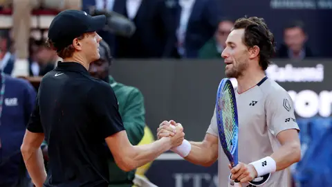Jannik Sinner y Casper Ruud se saludan tras la final de Roma Jannik Sinner y Casper Ruud se saludan tras la final de Roma