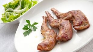 Paletillas de conejo asadas con ensalada