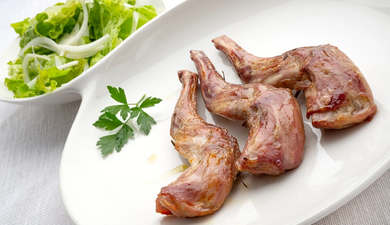 Paletillas de conejo asadas con ensalada