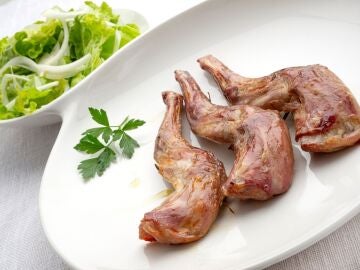 Paletillas de conejo asadas con ensalada