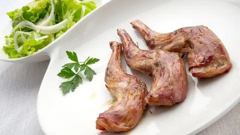 Paletillas de conejo asadas con ensalada Paletillas de conejo asadas con ensalada
