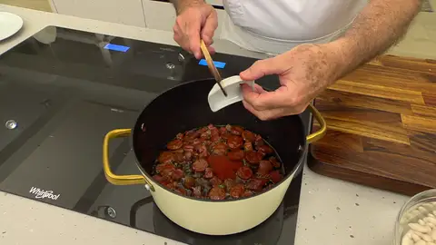 Agrega el pimentón a la cazuela del chorizo y el jamón y rehógalo un poco Agrega el pimentón a la cazuela del chorizo y el jamón y rehógalo un poco