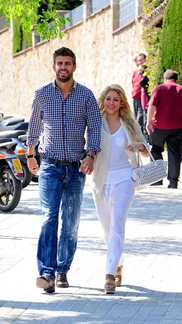 Piqué y Shakira paseando por Barcelona en 2011 Piqué y Shakira paseando por Barcelona en 2011
