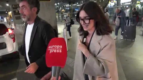 Paz Vega con la prensa en el aeropuerto Paz Vega con la prensa en el aeropuerto
