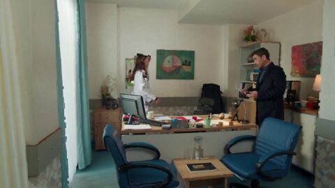 &ldquo;Est&aacute; ligando contigo&rdquo;: Cihan no puede ocultar su incomodidad al ver a Ugur con Alya