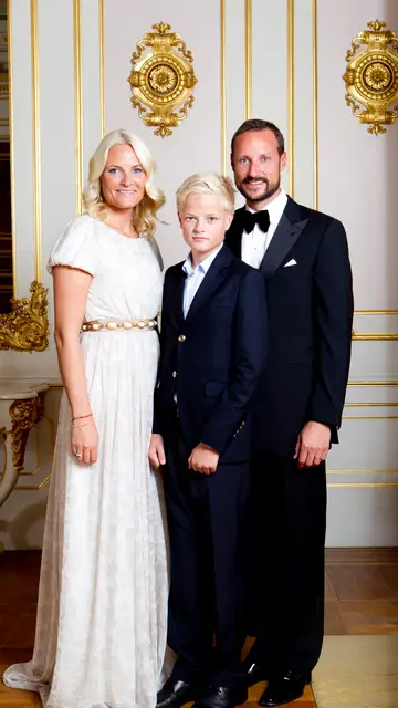 Mette-Marit, Marius Borg y el príncipe Haakon Mette-Marit, Marius Borg y el príncipe Haakon