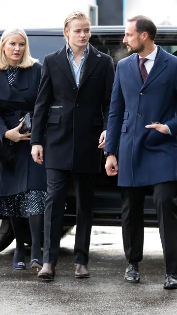 Mette-Marit, Marius Borg y el príncipe Haakon Mette-Marit, Marius Borg y el príncipe Haakon