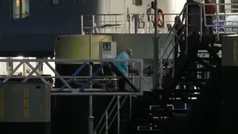 Desembarco de la pasajera muerta en el Hondius Desembarco de la pasajera muerta en el Hondius
