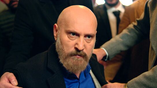 Cihan humilla a Halis delante de todo el clan Albora