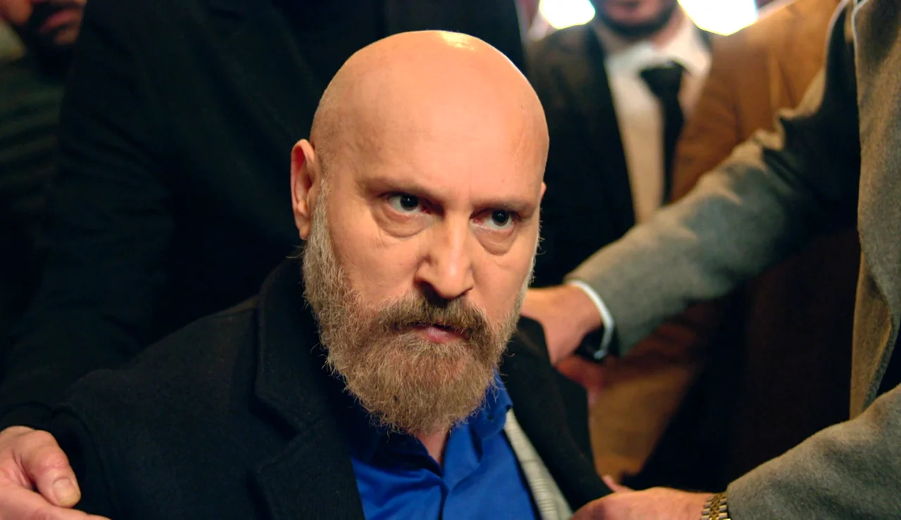 Cihan humilla a Halis delante de todo el clan Albora