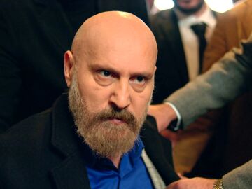 Cihan humilla a Halis delante de todo el clan Albora