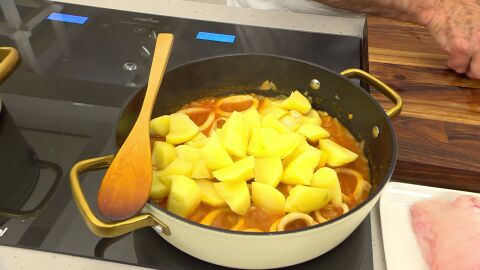 Pela las patatas, cáscalas e introdúcelas en la cazuela.