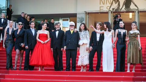 Nievez Alvarez, Rossy De Palma, Quim Gutierrez, Aitana Sanchez-Gijon, Leonardo Sbaraglia, Pedro Almodovar, Barbara Lennie, Patrick Criado, Victoria Luengo, Milena Smit y Amaia Romero presentando en Cannes Amarga Navidad