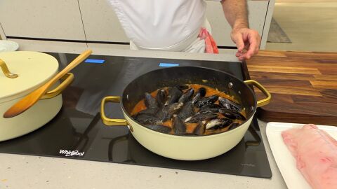 Limpia los mejillones, retírales las barbas e incorpóralos a la cazuela