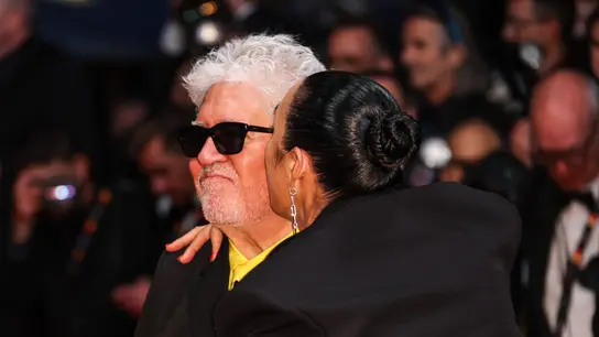 Pedro Almodóvar con Rossy de Palma en Cannes presentando Amarga Navidad Pedro Almodóvar con Rossy de Palma en Cannes presentando Amarga Navidad