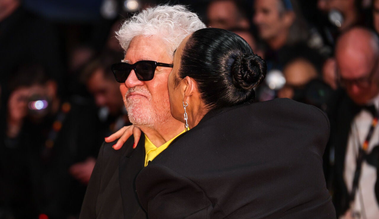 Pedro Almod&oacute;var con Rossy de Palma en Cannes presentando Amarga Navidad