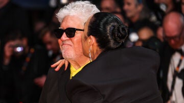 Pedro Almod&oacute;var con Rossy de Palma en Cannes presentando Amarga Navidad