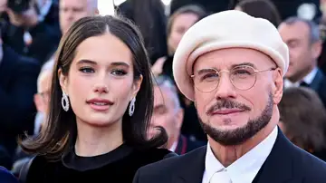 John Travolta con su hija Ella en el Festival de Cannes presentando su película Propeller One-Way Night Coach (Ven a volar conmigo) John Travolta con su hija Ella en el Festival de Cannes presentando su película Propeller One-Way Night Coach (Ven a volar conmigo)